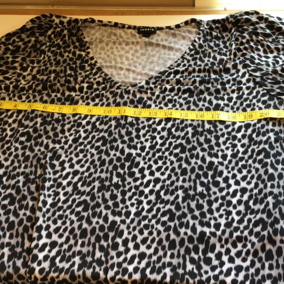 Torrid Blouse Black Size 2(18-20) Black V Neck Animal Print y2k retro glam edgy - Picture 6 of 10